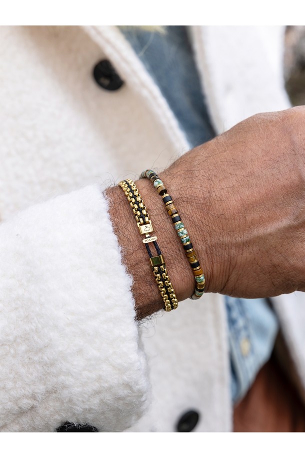 카테나 베니션 7 (Venetian 7) 팔찌 - 블랙X골드는 미니멀하고 모던한 스타일의 팔찌입니다. 316L 등급 스테인리스 스틸과 마린 로프 소재를 사용하여 일상 및 마린 스포츠 활동에 적합하며, 뛰어난 방수, 내식성, 내구성을 자랑합니다. 7mm 박스체인과 14mm 스틸 클래스프, 핸드 스티치 및 매듭 공법으로 제작되어 고급스러움을 더했습니다. 블랙과 골드 컬러 조합이 세련된 느낌을 주며, 레이어드하여 다양한 스타일을 연출할 수 있습니다. 휴가룩, 캐주얼 스타일에 포인트를 더해보세요.
