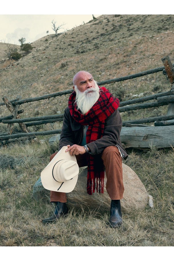 돈디노 팔찌 - 아크틱블루X슬레이트그레이X실버는 캐주얼, 미니멀, 클래식 스타일에 잘 어울리는 남녀 공용 팔찌입니다. 고강도 선박 로프와 316L 스테인리스 스틸 소재를 사용하여 내구성과 내식성, 내부식성이 뛰어나며, 100% 수작업 손바느질로 제작되어 이음새 없는 마감 디테일을 자랑합니다. 아크틱블루, 슬레이트그레이, 실버 컬러 조합은 시원하면서도 세련된 느낌을 주며, 레이저 각인 디자인 장식이 포인트입니다. 동네 마실룩, 여행룩, 휴가룩 등 다양한 TPO에 매치하여 개성 있는 스타일을 연출할 수 있으며, 시간이 흐를수록 편안해지는 착용감과 오랫동안 변색되지 않는 색감을 경험할 수 있습니다.
