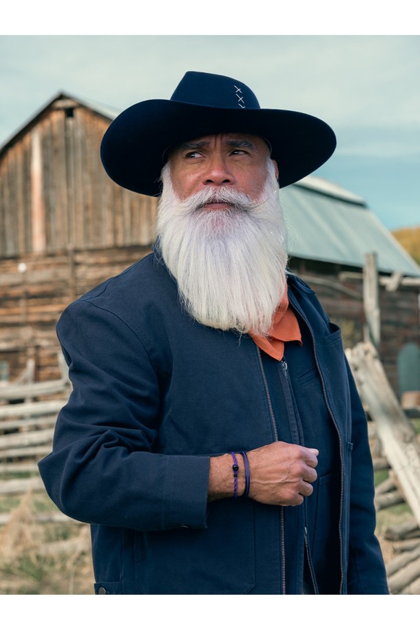 이지 에드 팔찌 - 로얄퍼플X블랙은 캐주얼, 미니멀, 리조트 스타일을 아우르는 팔찌입니다. 로얄퍼플과 블랙 컬러 조합이 세련된 이 팔찌는 고강도 해양 로프와 316L 스테인리스 스틸을 사용하여 뛰어난 내구성과 내부식성을 자랑합니다. 일상생활은 물론 해양 스포츠 활동에도 적합하며, 방수 기능으로 쾌적하게 착용할 수 있습니다. 수작업 매듭과 레이저 각인 디자인으로 섬세함을 더했으며, O링 연결 방식의 잠금장치로 편안한 착용감을 제공합니다. 휴가룩, 여행룩 등 다양한 TPO에 활용하여 스타일리시함을 연출해보세요.
