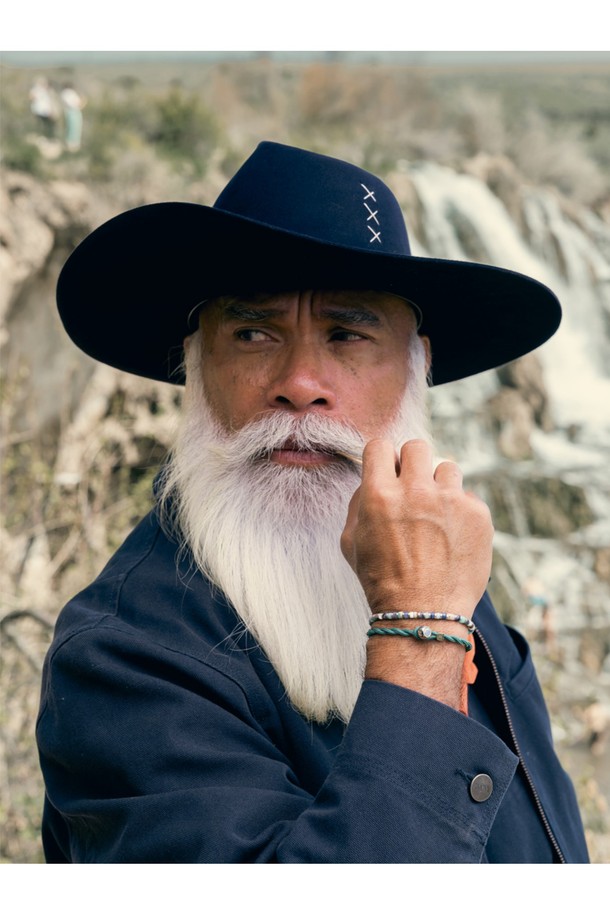 이지 에드(Easy Ed) 팔찌 - 파티나그린X실버는 캐주얼, 스포티, 미니멀 스타일을 추구하는 분들을 위한 팔찌입니다. 파티나그린 컬러의 트위스트 로프와 실버 컬러의 스테인리스 스틸 서클 장식이 조화롭게 어우러져 세련된 디자인을 완성합니다. 316L 등급 스테인리스 스틸을 사용하여 내식성과 내구성이 뛰어나며, 손바느질로 제작되어 튼튼합니다. 매듭 방식으로 잠금을 간편하게 할 수 있으며, 해양 스포츠를 즐길 때나 일상생활에서도 착용할 수 있습니다. 땀에 의한 변색이 없고 레이어드하여 다양한 스타일을 연출할 수 있습니다.
