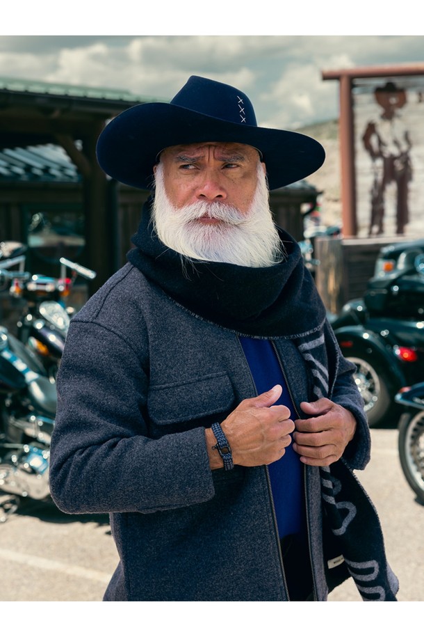 고저스 조지 팔찌는 네이비, 슬레이트그레이, 블랙 3가지 색상의 마린로프와 스테인리스 스틸 소재로 제작된 공용 팔찌입니다. 일상, 여행룩, 휴가룩 등 다양한 TPO에 활용 가능하며, 캐주얼, 미니멀, 클래식 스타일을 아우르는 디자인입니다. 팔찌에는 레이저 각인과 돼지, 닭 모티프 장식이 돋보이며, 수작업 스티치 및 매듭 마감으로 견고함을 더했습니다. 방수, 내구성, 내식성이 뛰어나며, 해수 저항성과 절단 저항성을 갖춰 오랫동안 변함없이 착용할 수 있습니다. 착용할수록 편안해지는 것이 특징이며, 녹슬지 않는 하드웨어와 우든 케이스 포장으로 고급스러움을 더했습니다.
