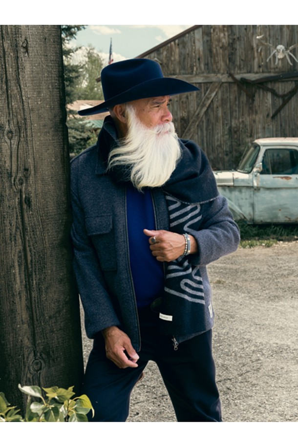 더블 리틀 루이스 팔찌는 슬레이트그레이, 아틱블루, 실버 컬러 조합의 팔찌입니다. 4mm 라운드 로프 디자인으로, 미니멀하고 모던한 스타일을 연출하며 휴가룩과 여행룩에 잘 어울립니다. 내구성이 뛰어나고 방수 기능이 있으며, 녹슬 염려 없이 해양 스포츠를 즐길 수 있습니다. 100% 수작업으로 제작되었으며, 땀에 의한 변색 없이 오랫동안 착용할 수 있습니다. 레이어드하여 더욱 개성 있는 스타일을 완성할 수 있습니다.
