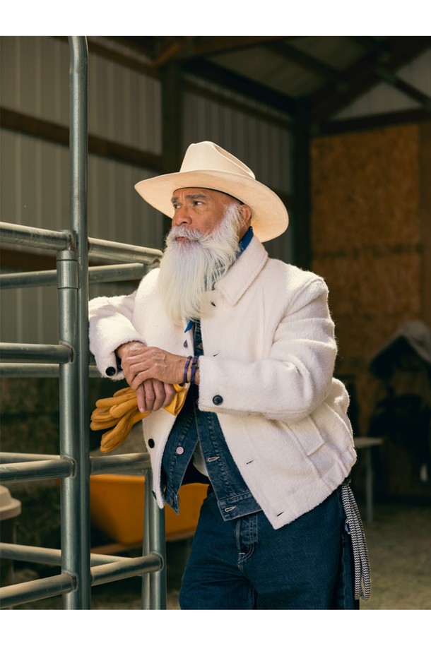 비셔스 빅 팔찌 - 블랙X로얄퍼플X블랙은 캐주얼, 스포티, 미니멀 스타일을 선호하는 남녀 모두에게 어울리는 팔찌입니다. 블랙과 로얄퍼플 컬러 조합으로 시크하면서도 세련된 느낌을 줍니다. 316L 스테인리스 스틸과 7mm 선박용 로프를 사용하여 뛰어난 내구성과 내식성을 자랑하며, 방수 기능으로 해양 스포츠 활동에도 적합합니다. 레이저 각인과 수작업 매듭 디테일이 돋보이며, 단독 또는 레이어드 착용으로 다양한 스타일 연출이 가능합니다. 휴가룩, 여행룩에 포인트를 더해보세요.
