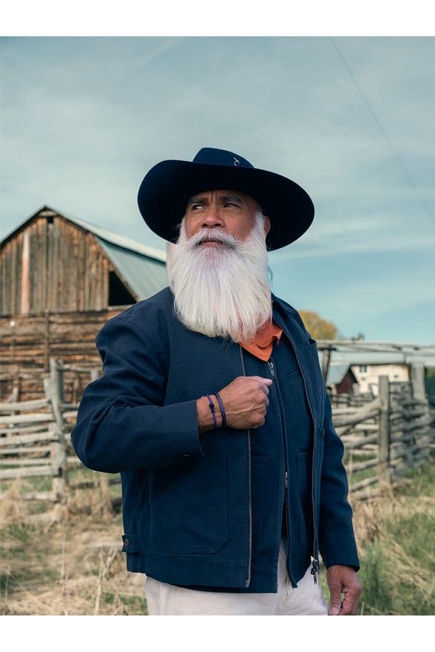 **나바크 6 팔찌 - 로얄퍼플X블랙**

로프 디자인이 돋보이는 나바크 6 팔찌는 로얄퍼플과 블랙 컬러 조합으로 세련된 스타일을 연출합니다. 316L 등급 스테인리스 스틸 프레임과 나일론 소재로 제작되어 내구성이 뛰어나며, 방수, 내식성 기능을 갖춰 일상 및 마린 스포츠 활동에 적합합니다. 뱅글 스타일로 제작되어 레이어드 착용이 용이하며, 땀과 해수에 강해 사계절 내내 편안하게 착용할 수 있습니다. 캐주얼, 스포티 무드를 즐기는 당신의 휴가룩, 여행룩에 포인트 아이템으로 활용해보세요.
