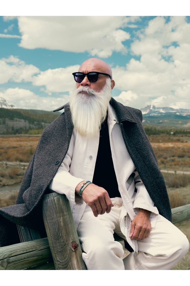 "나바크 6" 팔찌는 파티나그린 색상과 실버 색상의 조화가 돋보이는 공용 팔찌입니다. 316L 의료용 스테인리스 스틸과 1.8mm 고강도 마린로프를 사용하여 제작되어 일상생활은 물론 마린 스포츠 활동에도 적합합니다. 미니멀하고 캐주얼한 스타일로, 여행룩에 포인트 아이템으로 활용하기 좋습니다. 레이저 각인으로 디자인 포인트를 더했으며, 방수, 내식성, 내구성이 뛰어나 변색 없이 오래도록 착용할 수 있습니다. 100% 수작업으로 꼼꼼하게 제작되었으며, 비노출 이음새 마감과 소금물 저항성을 갖춰 섬세함과 실용성을 모두 놓치지 않았습니다.
