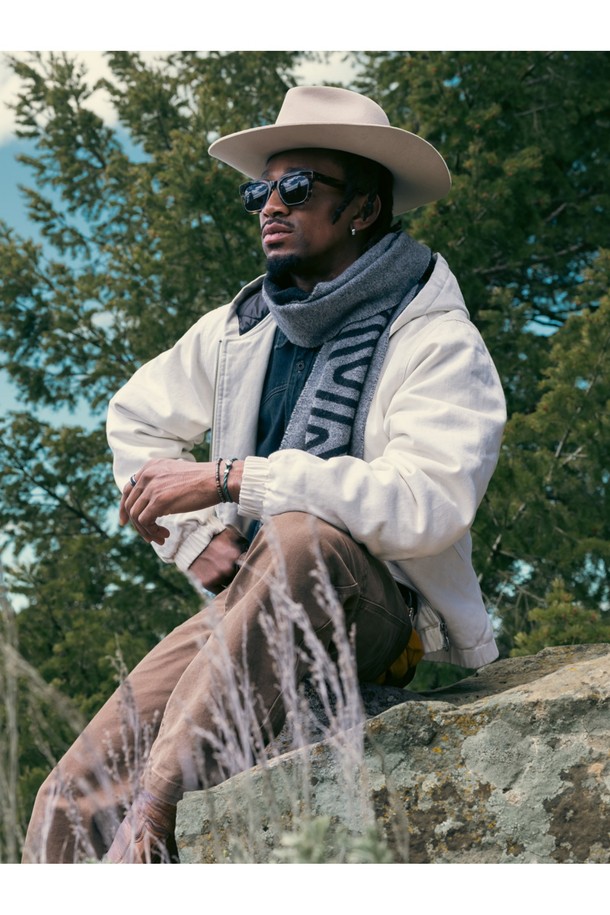 브론타이드 4 팔찌 - 나라X실버는 미니멀한 디자인과 견고한 내구성을 자랑하는 팔찌입니다. 4mm 두께의 선박 로프와 316L 스테인리스 스틸 소재를 사용하여 해양 스포츠를 포함한 일상생활에서 자유롭게 착용할 수 있습니다. 천둥번개 모티브와 슬라이더, 레이저 각인 디자인은 스타일리시한 포인트를 더하며, 나라X실버를 포함한 5가지 다채로운 컬러 옵션을 제공합니다. 녹슬지 않고, 염분에 강하며, 변색 없는 특징으로 오랫동안 변함없이 사용할 수 있으며, 방수 기능과 사이즈 조절 기능으로 실용성을 높였습니다. 휴가룩, 캐주얼, 리조트룩 등 다양한 스타일에 단품 또는 레이어드하여 개성 있는 연출이 가능합니다.
