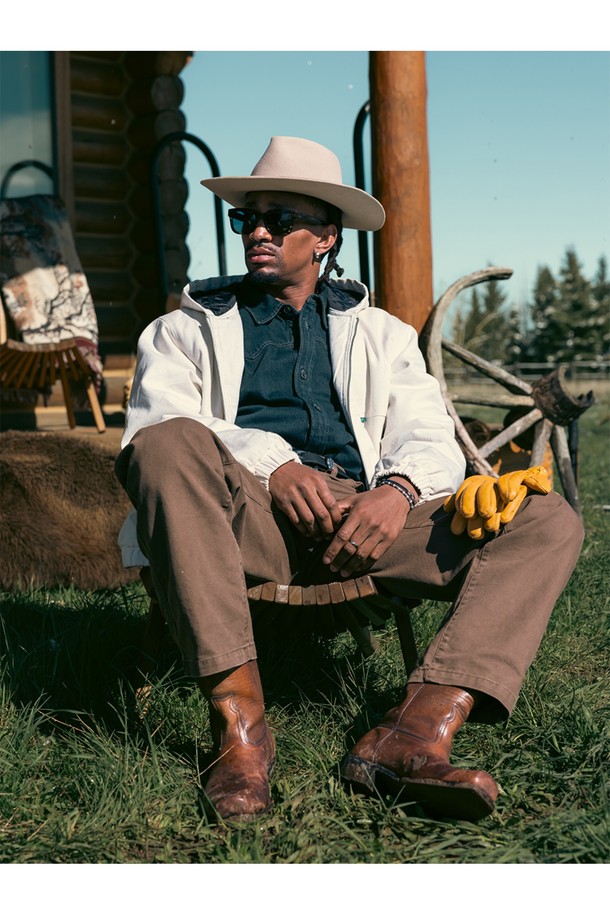 브론타이드 4 팔찌 - 아스카X실버는 캐주얼, 미니멀, 리조트 스타일을 아우르는 팔찌입니다. 실버, 블루, 브라운 세 가지 컬러로 출시되었으며, 스테인리스 스틸과 로프 소재로 제작되어 내구성이 뛰어나고 땀에 의한 변색 걱정이 없습니다. 4mm 두께의 로프와 비접촉 이음새 마감으로 섬세함을 더했으며, S, M, L 세 가지 사이즈로 제공됩니다. 레이저 각인 디자인과 100% 수작업으로 완성되었으며, 방수, 내식성, 사이즈 조절 기능을 갖춰 일상 및 해양 스포츠 활동에 적합합니다. 휴가룩에 포인트를 더해줄 아이템으로, 레이어드 착용도 가능합니다.
