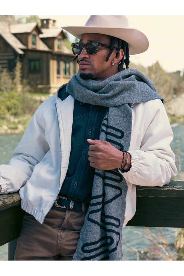 브론타이드 4 팔찌 - 타카야마X골드

스타일리시함과 실용성을 겸비한 브론타이드 4 팔찌입니다. 타카야마와 골드 컬러 조합으로 세련된 멋을 더하며, 일상, 휴가, 여행 등 다양한 TPO에 활용 가능합니다. 내구성이 뛰어난 로프와 부식 방지 기능의 스테인리스 스틸 소재를 사용하여 해양 스포츠에도 적합합니다. 슬라이더 조절형으로 사이즈를 자유롭게 조절할 수 있으며, 심플한 디자인에 레이저 각인 디테일이 더해져 미니멀, 캐주얼, 리조트룩에 포인트를 더합니다. 방수 기능으로 물놀이 시에도 걱정 없이 착용할 수 있으며, 레이어드 연출도 용이합니다.
