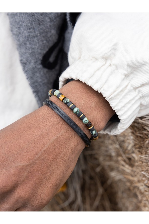 브론타이드 6 팔찌 - 시바타X골드는 캐주얼 스타일의 팔찌입니다. 시바타와 골드 컬러 조합의 스테인리스 스틸과 선박 로프 소재로 제작되었으며, S, M, L 세 가지 사이즈로 제공됩니다. 천둥번개 모티브의 6mm 두께 디자인에 손바느질과 매듭 디테일이 더해져 유니크함을 더합니다. 방수, 내구성, 내변색 기능으로 해양 스포츠를 즐길 때도 착용 가능하며, 레이어드하여 스타일리시하게 연출할 수 있습니다. 휴가룩, 리조트룩, 여행룩에 포인트를 더하여 미니멀하고 세련된 스타일을 완성해보세요.
