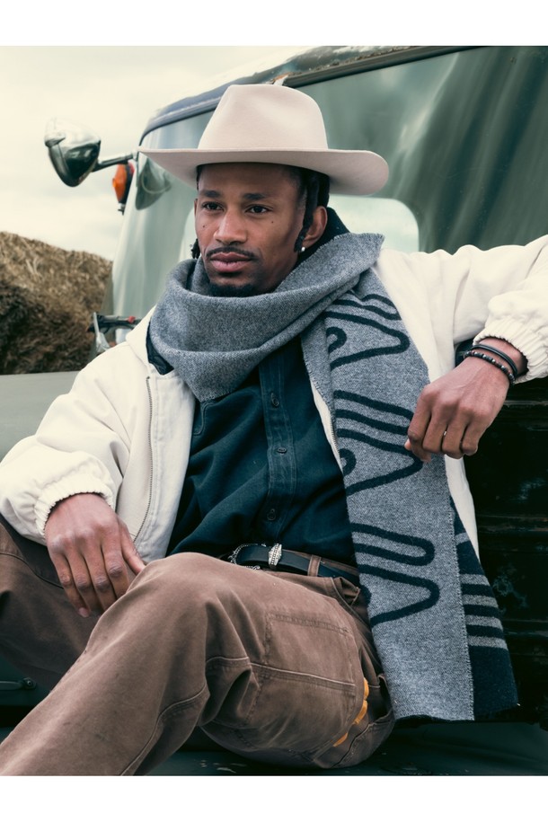 브론타이드(Brontide) 6 팔찌 - 코야산X블랙은 미니멀하고 럭셔리한 스타일을 추구하는 남녀 모두를 위한 팔찌입니다. 코야산과 블랙 컬러 조합으로 세련된 멋을 더하며, 일상, 휴가, 리조트, 여행 등 다양한 TPO에 잘 어울립니다. 316L 의료용 스테인리스 스틸과 마린 로프 소재를 사용하여 내구성이 뛰어나고, 6mm 두께로 견고함을 더했습니다. 보석 장식으로 포인트를 주었으며, 방수, 내식성, 경량 기능으로 마린 스포츠 활동에도 적합합니다. 땀에 의한 변색이 없고, 높은 열전도성을 자랑하여 오랫동안 변함없는 만족감을 선사합니다.
