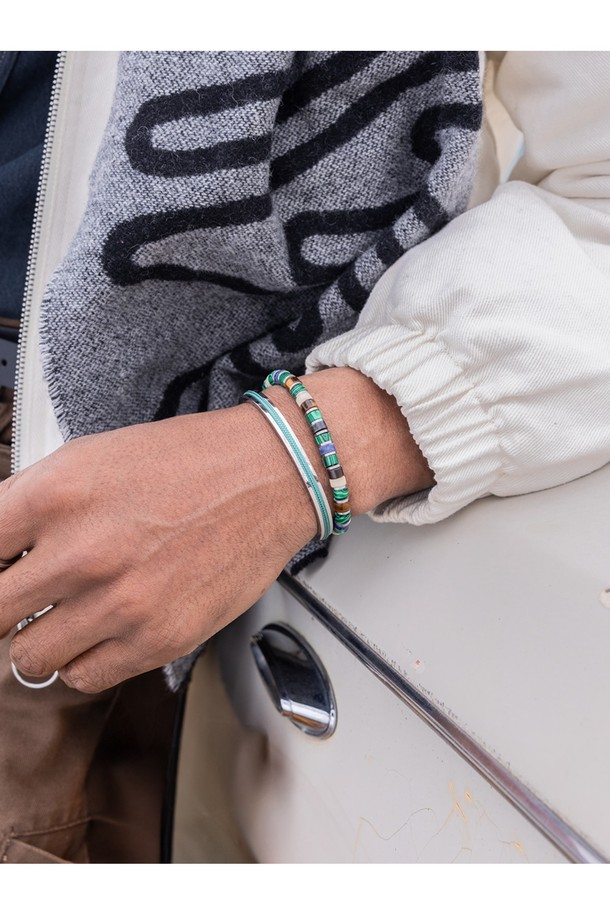 브론타이드(Brontide) 6 팔찌 - 나리타X실버는 해양용 로프와 316L 스테인리스 스틸을 사용하여 제작된 팔찌입니다. 실버와 네이비 두 가지 색상으로 제공되며, 일상, 여행, 휴가, 산책 등 다양한 TPO에 어울립니다. 캐주얼, 미니멀, 리조트 스타일을 즐기는 분들께 추천하며, 100% 수작업으로 제작되어 뛰어난 내구성과 색상 유지력을 자랑합니다. 레이저 각인으로 포인트를 더했으며, 방수 기능과 내염수성으로 편안하게 착용할 수 있습니다.
