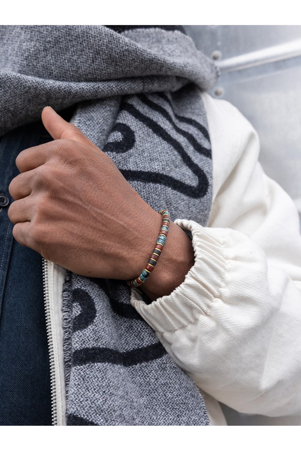 브론타이드(Brontide) 6 팔찌 - 니코X골드는 캐주얼, 미니멀, 리조트 스타일을 즐기는 분들을 위한 팔찌입니다. 니코와 골드 컬러 조합에 스테인리스스틸과 마린로프 소재를 사용하여, 일상과 마린 스포츠 활동 모두에 적합합니다. 6mm 두께의 팔찌는 레이저 각인과 수작업 매듭으로 디자인되었으며, 100% 수작업 스티칭으로 완성되었습니다. 땀에 변색될 염려 없이 오래 사용할 수 있으며, 레이어드 착용이 가능해 다양한 스타일을 연출할 수 있습니다. 우드 케이스 패키징으로 소장 가치를 높였습니다.
