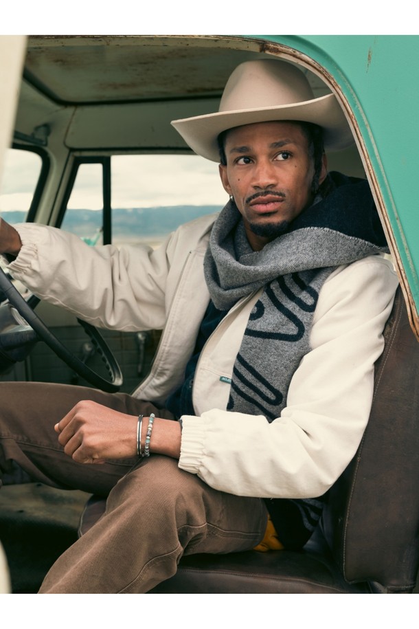 브론타이드(Brontide) 6 팔찌 - 하코다테X실버는 캐주얼, 미니멀, 클래식 스타일을 추구하는 남녀 모두를 위한 팔찌입니다. 해수 및 염분에 강한 316L 스테인리스스틸 소재와 고강도 마린로프를 사용하여 일상, 휴가, 여행 등 다양한 TPO에 착용하기 좋습니다. 6mm 두께의 브레이드(Braid) 패턴에 하코다테 컬러와 실버 컬러가 조화롭게 어우러지며, 레이저 각인과 매듭 디테일이 디자인의 완성도를 높입니다. 방수 및 내식 기능을 갖춰 땀에 변색될 걱정 없이 오랫동안 사용할 수 있으며, S, M, L 세 가지 사이즈로 출시됩니다. 프리미엄 우드 케이스에 담겨 제공되어 소중한 사람에게 선물하기에도 좋습니다.
