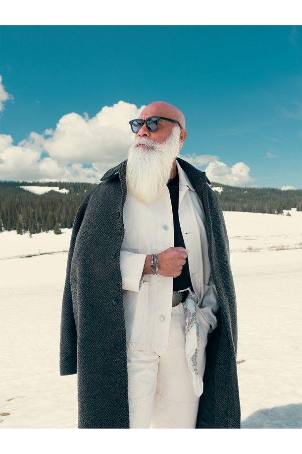 카테나 폭스테일 팔찌 - 파티나그린X실버는 캐주얼, 미니멀, 리조트룩 스타일을 위한 팔찌입니다. 방수 및 내식성을 갖춘 스테인리스 스틸과 로프 소재로 제작되어 일상과 수상 스포츠 활동에 적합합니다. 더블 레이어드 스타일과 수작업 스티치, 해수 저항성을 더하여 내구성을 높였습니다. 파티나그린과 실버 컬러의 조화는 시원하고 세련된 느낌을 주며, 레이저 각인 디자인으로 포인트를 더했습니다. 휴가룩과 여행룩에 매치하여 스타일리시한 연출을 완성해보세요.
