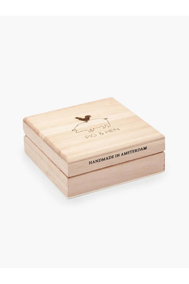 **던팅 딘 팔찌 - 파티나그린X실버**는 캐주얼, 스포티, 미니멀 스타일을 추구하는 분들을 위한 팔찌입니다. 파티나그린 마린로프와 실버 스테인리스 스틸의 조화가 돋보이며, 일상 및 마린 스포츠 활동 시 착용하기 좋습니다. D-shackle 디자인과 레이저 각인으로 포인트를 더했으며, 방수, 내식성, 내구성을 갖춰 기능성까지 놓치지 않았습니다. 조절 가능한 매듭 시스템으로 편안하게 착용할 수 있으며, 레이어드 스타일링에도 활용 가능합니다. 휴가룩에 포인트를 더해줄 매력적인 아이템입니다.
