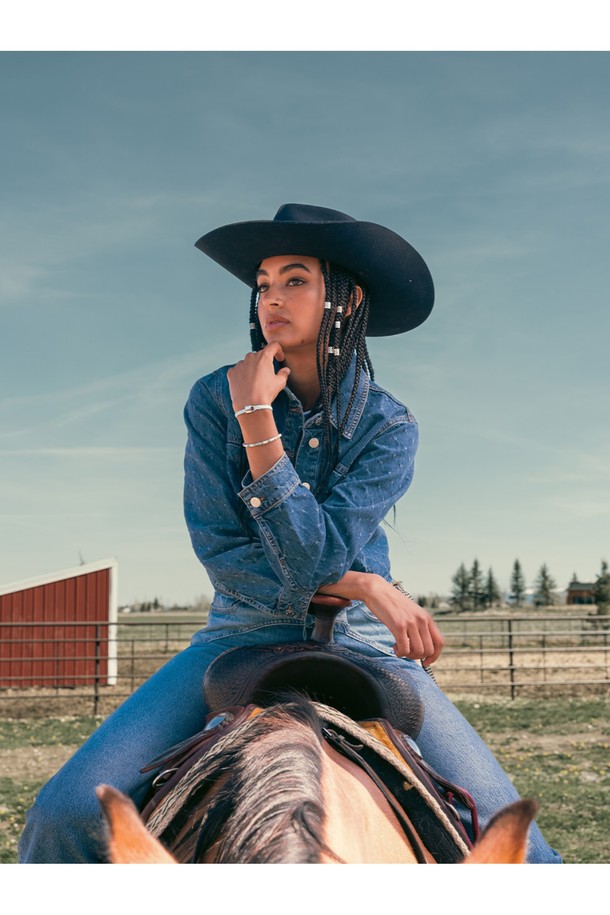 **빌리 팔찌 - 아크틱블루X실버**는 여성 고객을 위한 팔찌로, 미니멀, 리조트, 클래식 스타일을 추구하는 분들께 추천합니다. 아크틱블루 컬러의 고강도 선박용 로프와 실버 컬러의 스테인리스 스틸 소재가 조화롭게 어우러져 내구성과 내식성이 뛰어납니다. 자물쇠 모양의 클래스프와 레이저 각인 디테일이 돋보이며, 손바느질 마감으로 섬세함을 더했습니다. 방수 기능과 바닷물, 염분에 강해 휴가룩, 리조트룩, 여행룩에 포인트 아이템으로 활용하기 좋습니다. 레이어드하여 더욱 다채로운 스타일을 연출할 수 있습니다.
