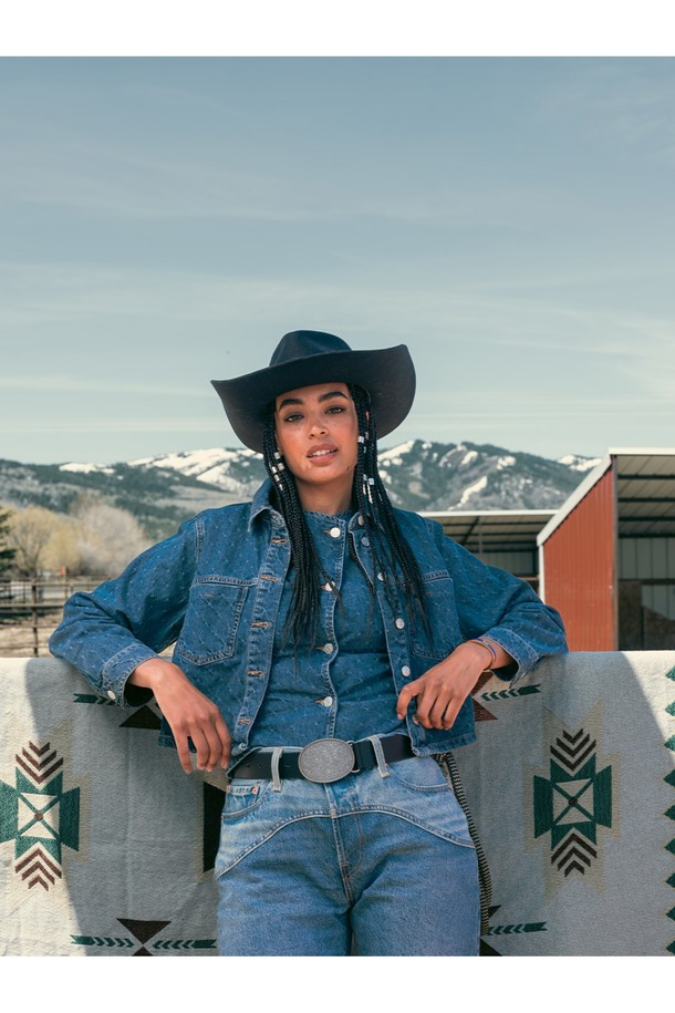 (여성) 빌리 팔찌 - 로얄퍼플X골드는 모던한 스타일을 연출하는 여성용 팔찌입니다. 로얄퍼플과 골드 컬러의 조화가 세련된 분위기를 자아내며, 316L 스테인리스 스틸과 선박 로프 소재로 제작되어 방수 기능과 부식 방지 기능을 갖춰 일상생활에서 편안하게 착용할 수 있습니다. 견고한 수작업으로 제작되어 바닷물에도 강하며, 미니멀, 클래식, 캐주얼 스타일의 의상에 잘 어울립니다. 휴가룩이나 여행룩에 레이어드하여 스타일리시하게 연출할 수 있으며, 두 개 이상의 제품을 함께 착용하는 것을 권장합니다.
