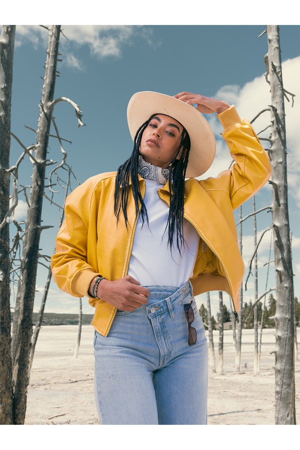 여성용 브론타이드 4(Brontide 4) 팔찌는 코센차(Cosecha)와 골드 컬러 조합으로 세련된 디자인을 자랑합니다. 해양 로프와 316L 스테인리스 스틸 소재를 사용하여 뛰어난 내구성과 방수 기능을 갖췄습니다. 브레이드 패턴의 팔찌는 수작업 매듭으로 섬세하게 제작되었으며, 레이저 각인 디테일이 돋보입니다. 조절 가능한 사이즈로 편안한 착용감을 제공하며, 내부식성과 내산성, 뛰어난 색상 유지력으로 오랫동안 변함없는 아름다움을 유지합니다. 여행, 휴가, 리조트룩에 잘 어울리는 클래식, 미니멀, 리조트 스타일의 팔찌입니다.
