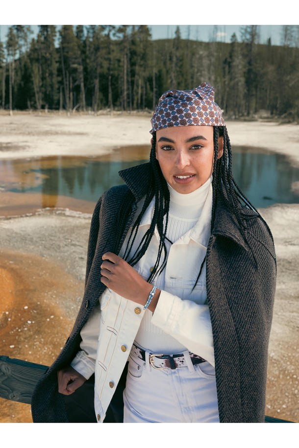 **(여성) 브론타이드 4 팔찌 - 살레르노X실버**는 해양용 로프와 316L 스테인리스 스틸 소재로 제작된 여성용 팔찌입니다. 브레이드 패턴과 매듭 디테일이 돋보이며, 방수 및 내식성이 뛰어납니다. 살레르노와 실버 컬러 조합이 세련된 느낌을 주며, 돼지와 닭 심볼 레이저 각인으로 유니크함을 더했습니다. 원 사이즈로 조절 가능하며, 수작업 스티치로 섬세함을 살렸습니다. 캐주얼, 미니멀, 클래식 스타일의 여행룩, 휴가룩, 산책룩에 잘 어울리는 팔찌입니다.
