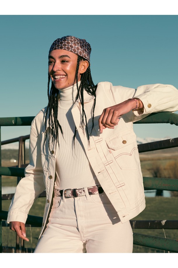 브론타이드 4 팔찌 - 카프리X골드는 여성용 팔찌로, 미니멀하고 베이직한 스타일을 추구하는 분들을 위한 제품입니다. 카프리 컬러의 선박 로프와 골드 컬러의 스테인리스 스틸 316L 소재가 조화롭게 어우러져 시원하고 세련된 느낌을 줍니다. 100% 수작업 손바느질로 제작되어 내구성이 뛰어나며, 해수 및 염분에 강하여 휴가룩이나 여행룩에 적합합니다. 레이저 각인 매듭 디테일이 돋보이며, 레이어드하여 다양한 스타일을 연출할 수 있습니다. 원 사이즈로 제작되었습니다.
