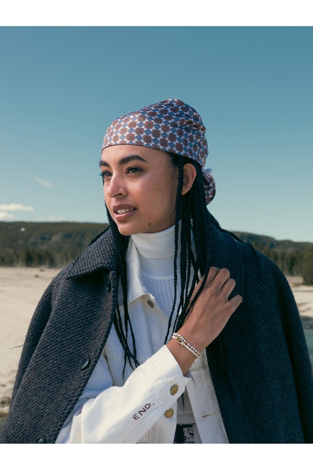 **브론타이드 4 팔찌 - 바리X골드**는 여성스러운 스타일을 완성해 줄 팔찌입니다.  4mm 두께의 로프와 스테인리스스틸 소재가 조화롭게 어우러져, 미니멀하면서도 세련된 디자인을 연출합니다.  골드와 멀티컬러의 조합은 데이트룩, 카페룩 등 다양한 TPO에  캐주얼, 미니멀, 클래식 스타일을 더해줍니다.  심플한 디자인에 보석, 참 장식을 더해 포인트를 주었으며, 원사이즈로 사이즈 조절이 가능합니다.  단독 또는 레이어드하여 개성 있는 스타일링을 즐겨보세요.
