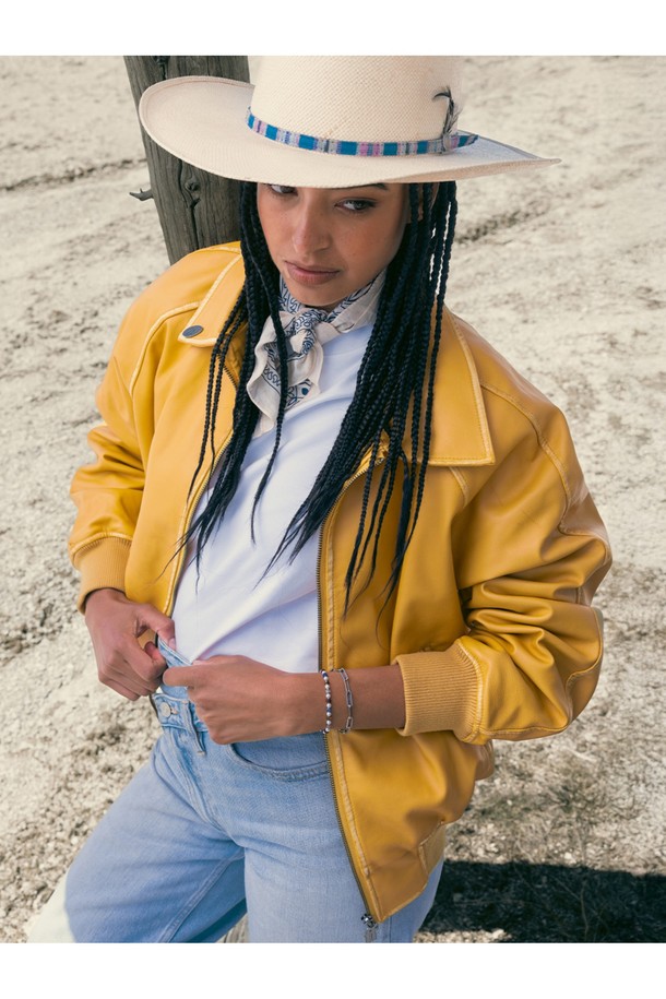 (여성) 브론타이드 4 팔찌 - 제노바X실버는 여행, 휴가, 리조트룩에 잘 어울리는 팔찌입니다. 클래식, 미니멀, 리조트 스타일을 모두 아우르며, 316L 등급 스테인리스 스틸과 선박 로프를 사용하여 제작되었습니다. 제노바 컬러와 실버 컬러의 조화가 세련된 느낌을 주며, 내식성과 내구성이 뛰어나 해수, 염분, 산성 환경에서도 변색되거나 부식되지 않습니다. 레이저 각인, 수작업 손바느질 및 매듭 디테일로 섬세함을 더했으며, ONE SIZE로 편안하게 착용 가능하며 레이어드 스타일링에도 용이합니다.
