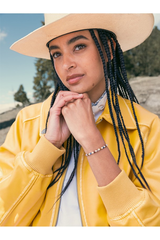 여성 브론타이드 4 팔찌 - 페루자X골드는 페루자와 골드 컬러 조합의 로프 소재 팔찌입니다. 돼지, 닭 패턴이 돋보이며, 캐주얼, 미니멀, 리조트 스타일로 여행룩, 휴가룩, 리조트룩에 매치하기 좋습니다. 316L 스테인리스 스틸과 수작업 매듭으로 제작되어 방수 및 내구성이 뛰어나며, 해수 저항 기능도 갖추었습니다. 손목 사이즈에 맞게 조절 가능하며, 우든 케이스에 담겨 제공됩니다.
