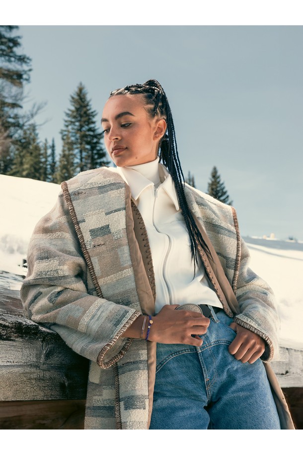 세련된 여성용 팔찌, "이지 에드 팔찌 - 로얄퍼플X골드"입니다. 로얄퍼플과 골드 컬러의 조화가 돋보이며, 데이트룩, 여행룩 등 다양한 TPO에 잘 어울립니다. 스테인리스 스틸과 마린 로프 소재를 사용하여 내구성이 뛰어나며, 방수 및 내식성 기능을 갖춰 일상생활에서 편안하게 착용할 수 있습니다. 3mm 두께의 꼬임 로프와 9mm D-shackle 연결, 수작업 스티치, 레이저 각인 디테일이 미니멀, 캐주얼, 클래식 스타일을 완성합니다. 레이어드하여 더욱 개성 있는 연출도 가능합니다.
