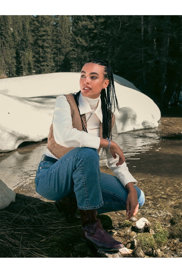 세련된 여성용 팔찌, "이지 에드" 아크틱블루X실버를 소개합니다. 3mm 두께의 꼬임 로프와 9mm 섀클 연결이 특징이며, 316L 스테인리스 스틸 소재로 제작되어 내구성이 뛰어납니다. 미니멀하고 클래식한 디자인으로 데이트룩, 모임룩 등 다양한 TPO에 잘 어울리며, 다른 팔찌와 레이어링하여 스타일링할 수 있습니다.
