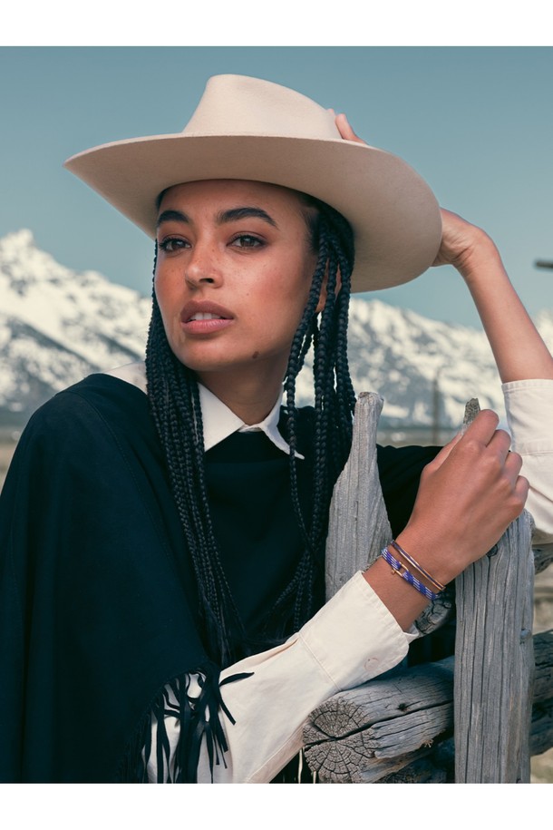 (여성) 프랭키 팔찌 - 로얄퍼플, 아크틱블루, 골드는 당신의 스타일에 세련됨을 더해줄 팔찌입니다. 로얄퍼플, 아크틱블루, 골드 컬러 조합이 돋보이며, 미니멀, 클래식, 캐주얼 스타일을 즐겨 입는 여성분들께 추천합니다. 부식 방지 기능과 내구성을 갖춘 스테인리스 스틸과 플랫 로프 소재로 제작되어 오랫동안 변함없이 착용할 수 있습니다. 플랫 로프 디자인과 로프 너비 5mm의 사이즈로 제작되어 데이트룩, 카페룩, 여행룩 등 다양한 TPO에 매치하기 좋습니다. 견고한 제작과 말끔한 외관 유지를 통해 당신의 팔목을 더욱 돋보이게 해보세요.
