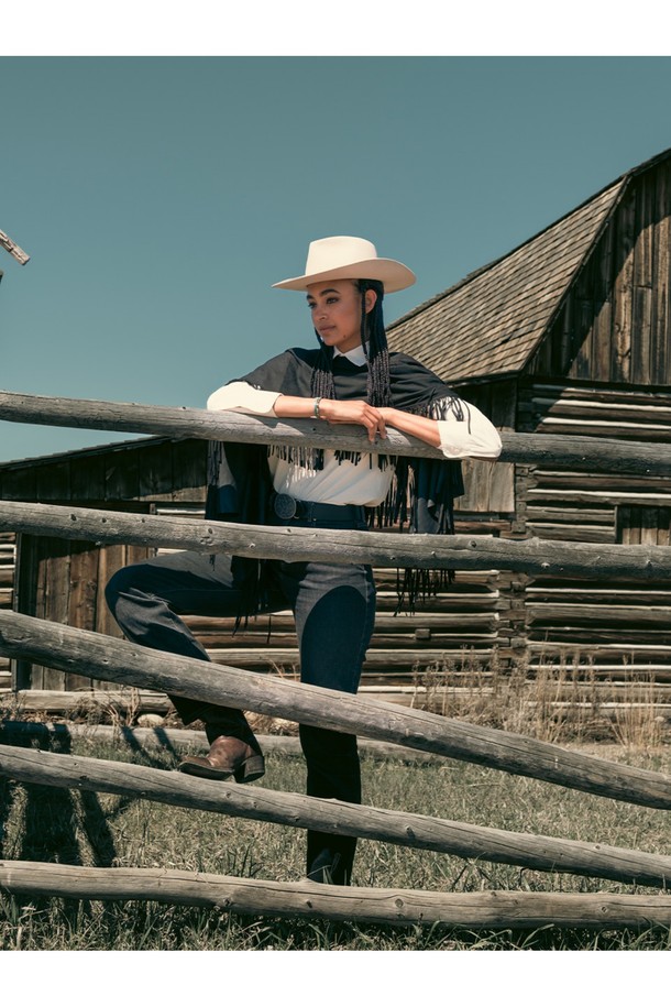 (여성) 프랭키 팔찌 - 파티나그린X골드는 데이트룩에 어울리는 미니멀, 클래식, 캐주얼 스타일의 팔찌입니다. 파티나그린과 골드 컬러 조합이 돋보이며, 5mm 두께의 플랫 로프 디자인에 수작업 매듭 디테일을 더했습니다. 내구성이 뛰어나고 방수 및 내식 기능을 갖춘 스테인리스스틸과 로프 소재로 제작되어 일상에서 편안하게 착용할 수 있습니다. 팔찌 안쪽에는 레이저 각인 장식이 있으며, 다른 팔찌와 함께 레이어드하여 개성 있는 스타일을 연출할 수도 있습니다. 사이즈는 S입니다.
