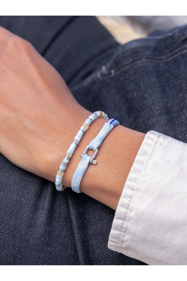 (여성) 프랭키 팔찌 - 아크틱블루, 크림, 실버는 미니멀, 클래식, 리조트 스타일을 즐기는 여성들을 위한 팔찌입니다. 아크틱블루, 크림, 실버 세 가지 색상의 조화가 돋보이며, 일상 및 파티룩에 모두 잘 어울립니다. 스테인리스 스틸과 로프 소재로 제작되어 내식성과 내구성이 뛰어나며, 100% 수작업으로 섬세하게 완성되었습니다. 선박용 플랫 로프를 사용하여 해수 및 염분에 강하며, 2개 이상 레이어드하여 착용하면 더욱 멋스러운 연출이 가능합니다. 레이저 각인과 매듭 디테일이 더해져 디자인의 완성도를 높였습니다.
