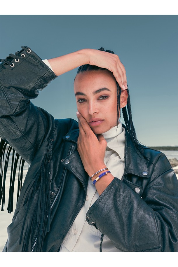 (여성) 리틀 루이스 팔찌 - 로얄퍼플X골드는 미니멀한 스타일의 여성용 팔찌입니다. 로얄 퍼플 컬러의 라운드 로프와 골드 디테일이 조화롭게 어우러져 세련된 느낌을 줍니다. 스테인리스 스틸 소재로 제작되어 방수 및 부식 방지 기능이 있으며, 견고한 촉감과 뛰어난 내구성을 자랑합니다. 수공예로 제작되어 오랜 기간 변함없이 착용할 수 있으며, 일상생활에서 포인트 아이템으로 활용하기 좋습니다. 클래식한 디자인으로 어떤 스타일에도 잘 어울립니다.
