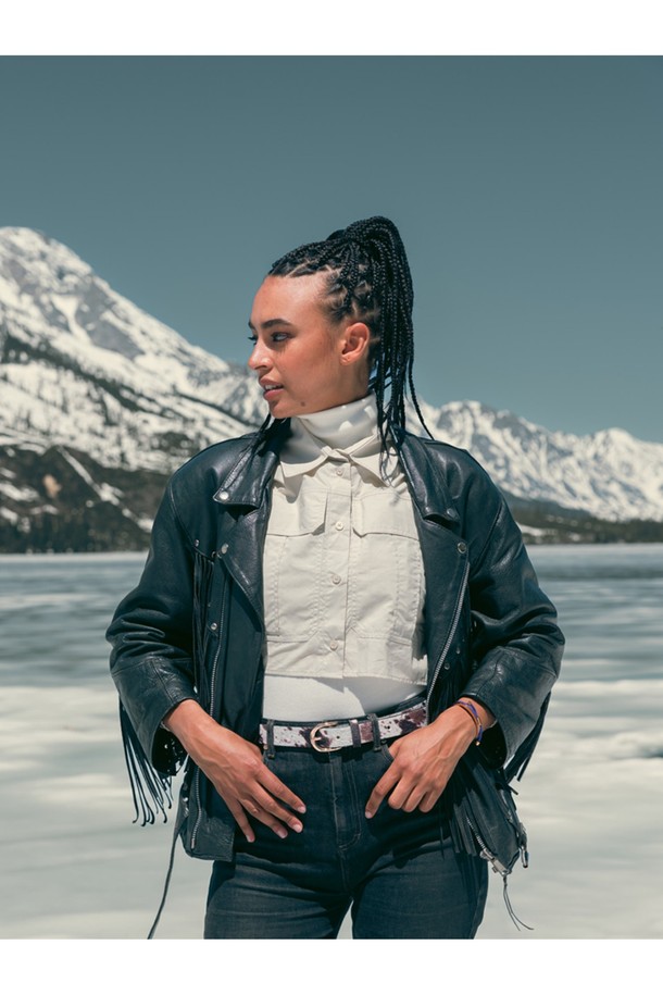 마야 루 팔찌 - 로얄퍼플X골드는 여성용 팔찌로, 미니멀하고 클래식한 스타일을 자랑합니다. 로얄퍼플과 골드 컬러의 조화가 세련된 느낌을 주며, 스테인리스 스틸과 라운드 로프 소재로 제작되어 내구성과 내식성이 뛰어납니다. 커프형 스타일로 디자인되었으며, 수작업 손바느질과 매듭 디테일이 섬세함을 더합니다. 이음새 없는 마감과 레이어드 착용이 가능하며, S 사이즈로 제작되었습니다.
