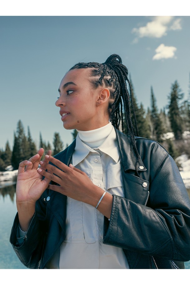 마야 루 팔찌 - 아크틱블루X실버는 여성용 팔찌로, 미니멀하고 캐주얼한 스타일을 연출합니다. 아크틱블루 컬러의 로프와 실버 컬러의 스테인리스 스틸의 조화가 돋보이며, 커프 스타일 디자인으로 제작되었습니다. 316L 스테인리스 스틸과 마린급 로프를 사용하여 방수 및 내식성이 뛰어나며, 수작업 스티치와 보이지 않는 이음새 마감으로 고급스러움을 더했습니다. 팔찌에는 레이저 각인으로 포인트를 주어 독특한 디자인을 완성했습니다. 일상생활에서 착용하기 좋은 팔찌입니다.
