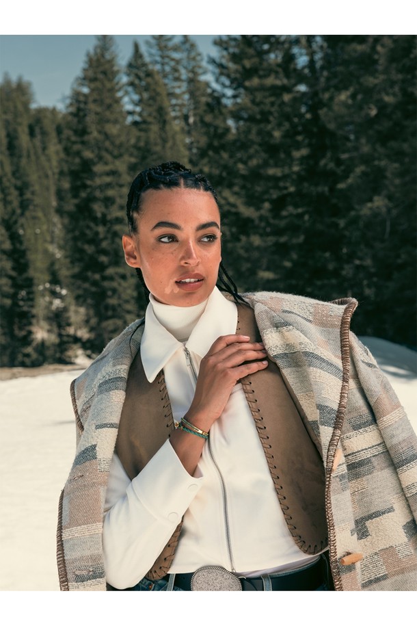 여성스러운 감각을 더해줄 마야 루 팔찌 - 파티나그린X골드입니다. 파티나그린과 골드 컬러 조합이 세련된 조화를 이루며, 스테인리스 스틸과 마린 로프 소재로 제작되어 내구성과 방수 기능을 갖췄습니다. 로프 패턴 디자인과 수작업 스티치 디테일이 돋보이며, 커프 스타일로 편안하게 착용할 수 있습니다. 클래식, 미니멀, 캐주얼 등 어떤 스타일에도 잘 어울리며, 휴가룩, 여행룩에 포인트 아이템으로 활용하기 좋습니다. 레이어드하여 개성 있는 스타일을 연출해보세요.
