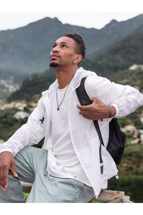 빈티지 컴퍼스 펜던트 목걸이는 316L 스테인리스스틸 소재로 제작되어 일상 속에서도 변함없는 가치를 선사합니다. 레이저 각인 디테일이 돋보이는 디자인은 미니멀, 클래식, 캐주얼 등 다양한 스타일에 매치하기 좋습니다. 해수 및 산성 환경에서도 변색 걱정 없이 착용 가능하며, 수작업으로 완성되어 더욱 특별합니다. 데이트룩에 포인트 아이템으로 활용하거나, 소중한 사람에게 선물하기에도 좋습니다. 프리미엄 우드 케이스에 담겨 소장 가치를 더합니다.
