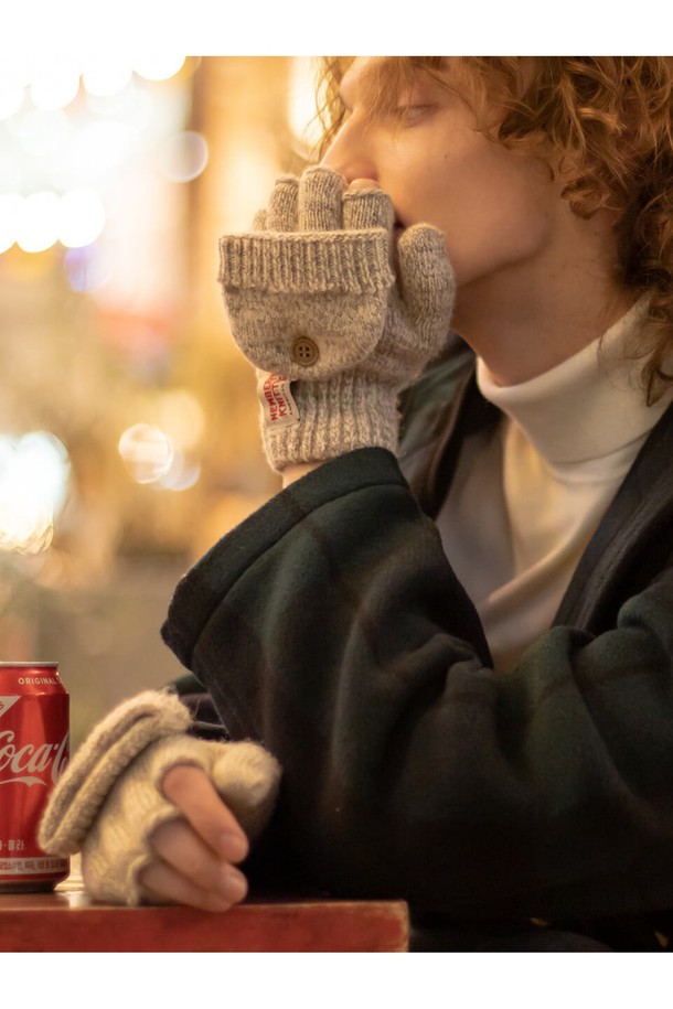 사슴가죽 글로밋장갑 - 오트밀은 가을, 겨울 시즌에 어울리는 남녀 공용 장갑입니다. 부드러운 촉감의 사슴가죽과 울, 나일론 혼방 소재로 제작되어 보온성과 신축성을 갖췄습니다. 손바닥 부분에 사슴가죽을 덧대어 내구성을 높였으며, 핑거리스와 일반 장갑 두 가지 스타일로 착용 가능하여 실용적입니다. 오트밀, 네이비, 올리브, 차콜 4가지 색상으로 출시되었으며, 한국인 손 사이즈에 최적화된 핏을 제공합니다. 캐주얼, 아메카지 스타일의 겨울 데일리룩, 산책룩, 여행룩에 매치하기 좋습니다.
