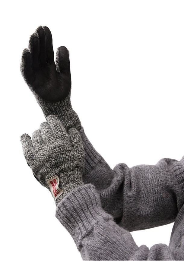 사슴가죽 울장갑 - 차콜은 겨울철 따뜻함과 스타일을 동시에 잡을 수 있는 장갑입니다. 부드러운 울 소재와 튼튼한 사슴가죽 덧댐으로 제작되어 뛰어난 보온성과 내구성을 자랑합니다. 캐주얼, 클래식, 미니멀 스타일을 즐겨 입는 남녀 모두에게 잘 어울리며, 가을, 겨울철 데일리룩, 산책룩, 데이트룩에 포인트를 더해줍니다. 한국인의 손 사이즈에 최적화되어 편안한 착용감을 선사하며, 무지 디자인에 차콜, 오트밀 그레이, 네이비, 올리브 등 4가지 컬러로 출시되어 폭넓은 선택지를 제공합니다.
