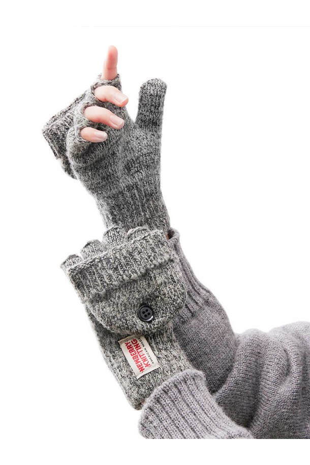 글로밋 장갑 - 차콜은 겨울철 데일리룩에 어울리는 남녀 공용 장갑입니다. 울, 나일론, 소가죽 소재를 사용하여 부드러운 촉감과 뛰어난 보온성을 제공하며, 두꺼운 두께감으로 추위를 효과적으로 막아줍니다. 클래식 및 캐주얼 스타일을 아우르는 무지 디자인에 가죽 패치 디테일이 더해져 세련된 멋을 연출합니다. 컨버터블 글로브-미튼 디자인으로 핑거리스 장갑으로 변형하여 실용성을 높였으며, 아시안 핏 사이즈로 편안한 착용감을 선사합니다.
