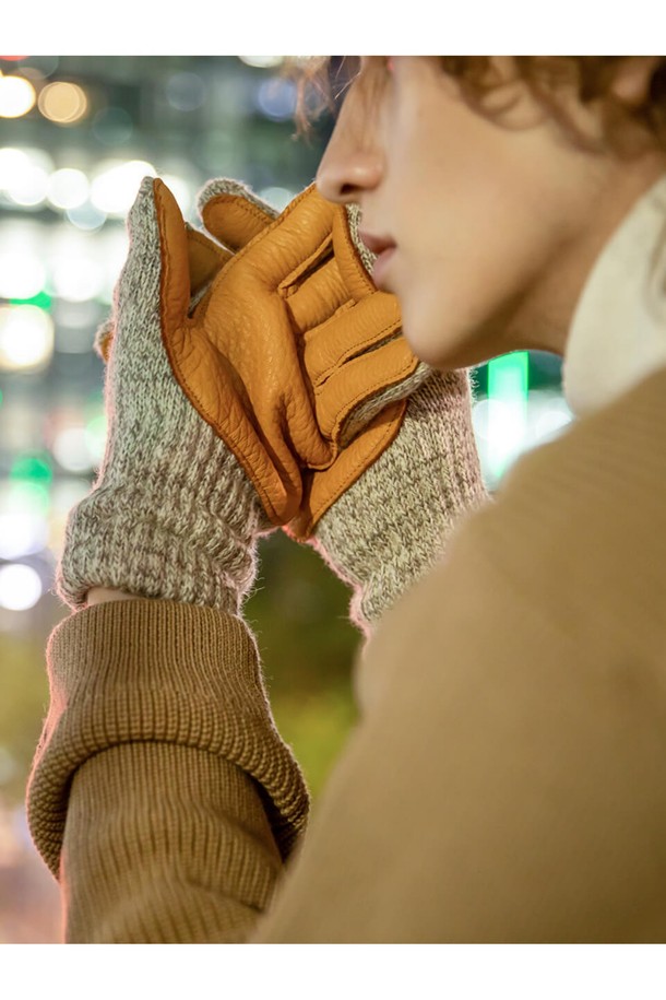 **사슴가죽 울장갑 - 오트밀**은 부드러운 촉감과 뛰어난 보온성을 자랑하는 겨울철 필수 아이템입니다. 손바닥 부분의 사슴가죽 보강으로 내구성을 높였으며, 신축성이 좋은 울 소재와 뉴텍 안감을 사용하여 편안한 착용감을 선사합니다. 은은한 오트밀 컬러에 무지 디자인, 가죽 패치 디테일로 캐주얼, 아메리카나 스타일을 연출하기 좋습니다. 겨울 데일리룩, 산책룩, 여행룩 등 다양한 TPO에 활용 가능하며, 남녀 모두 착용할 수 있는 아시안 핏으로 제작되었습니다. 수제작으로 완성된 따뜻한 울 장갑으로 겨울철 스타일과 보온을 동시에 잡으세요.
