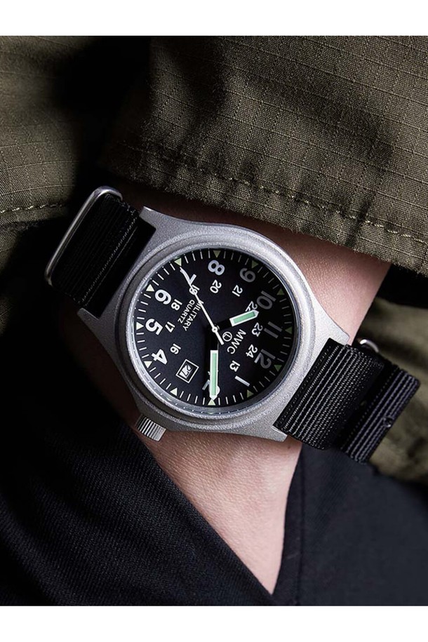 G10 배터리해치 24H - 실버X블랙은 남녀 모두 착용 가능한 미니멀하고 밀리터리 스타일의 시계입니다. 스테인리스 스틸과 나일론 소재를 사용하여 내구성을 높였으며, 5기압 방수 기능과 SuperLuminova 야광 코팅으로 실용성을 더했습니다. NATO 스트랩, 날짜 표시 기능, 배터리 교체 가능, 미네랄 글라스, 무지 패턴이 특징이며, 일상, 밀리터리, 여행룩, 출근룩 등 다양한 TPO에 맞춰 클래식, 캐주얼 스타일을 연출할 수 있습니다.
