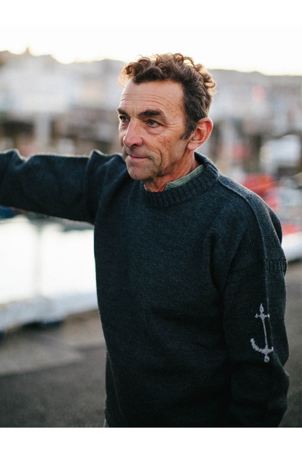 차분하고 세련된 무드의 크루넥 홀가먼트 스웨터 - 차콜입니다. 부드러운 울 소재로 제작되어 포근한 착용감을 선사하며, 가을과 겨울 시즌에 따뜻하게 입기 좋습니다. 베이직하고 미니멀한 디자인으로 다양한 스타일 연출이 용이하며, 특히 출근룩에 활용하기 좋습니다. 홀가먼트 공법으로 제작되어 봉제선이 없어 더욱 깔끔하고 편안한 착용감을 제공합니다. 레귤러핏과 긴 소매 기장으로 안정적인 핏을 선사합니다.
