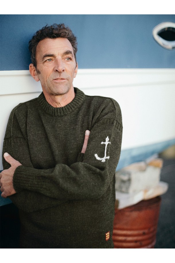 "아미" 크루넥 홀가먼트 스웨터는 울 소재로 제작되어 부드러운 촉감을 선사하며, 가을과 겨울에 따뜻하게 착용할 수 있습니다. 베이직하고 미니멀한 스타일로, 출근룩과 모임룩에 모두 잘 어울리는 활용도 높은 아이템입니다. 레귤러 핏에 라운드넥 디자인, 긴 소매 기장으로 편안한 착용감을 제공합니다. 카키와 올리브 두 가지 색상으로 출시되어, 다양한 스타일에 매치하기 용이하며, 로고 디테일로 포인트를 더했습니다. 두꺼운 두께감으로 보온성을 높였으며, 클래식, 미니멀, 캐주얼 등 폭넓은 스타일을 소화할 수 있습니다.
