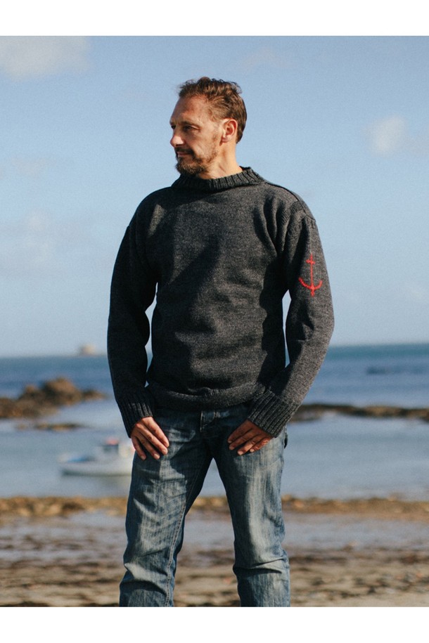 차콜 색상의 피셔맨 홀가먼트 스웨터는 가을과 겨울에 따뜻하게 입을 수 있는 남녀 공용 상의입니다. 부드러운 울 소재로 제작되어 뛰어난 촉감을 자랑하며, 레귤러 핏에 라운드넥 디자인으로 어떤 스타일에도 잘 어울립니다. 캐주얼, 클래식, 미니멀 스타일을 즐겨 입는 분들께 추천하며, 앵커 자수 디테일이 포인트로 더해져 세련된 느낌을 줍니다. 두꺼운 두께감으로 보온성을 높여 출근룩으로도 손색없습니다. 
