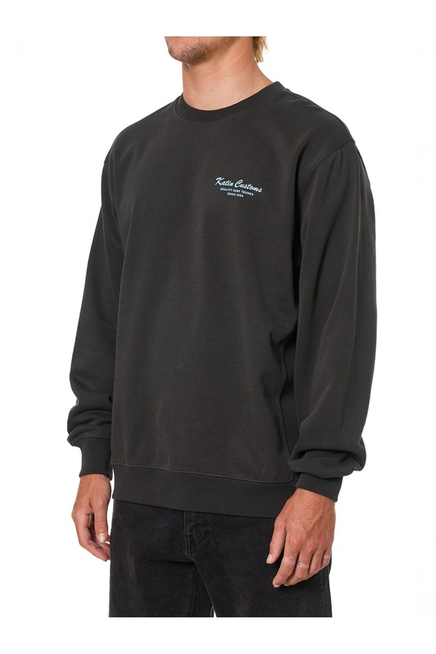 타이달 크루넥 스웻셔츠 - 블랙 워시는 캐주얼과 스트릿 스타일을 넘나드는 매력적인 상의입니다. 릴랙스 핏으로 편안함을 더하며, 면과 폴리에스테르 혼방 소재로 제작되어 부드러운 촉감을 자랑합니다. 빈티지 워싱 처리된 블랙 워시 컬러는 은은한 멋을 더하고, 캘리포니아 서핑샵에서 영감을 얻은 프린트가 돋보입니다. 라운드넥에 긴 소매 기장으로 사계절 내내 레이어드하여 다양한 스타일을 연출할 수 있으며, 여행룩, 캠핑룩 등 TPO에 구애받지 않고 폭넓게 활용하기 좋습니다.
