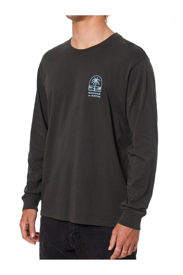 페세지 긴팔 티셔츠 - 블랙 워시는 오가닉 코튼 100% 소재로 제작되어 부드러운 촉감을 자랑합니다. 트로피컬 스토어에서 영감을 받은 아트워크 프린팅이 돋보이며, 캐주얼, 스트릿 스타일을 연출하기에 좋습니다. 봄, 가을 시즌에 레이어드하여 입기 좋으며, 릴랙스 핏의 라운드넥 디자인으로 편안하게 착용할 수 있습니다. 일상복이나 서핑 시에도 활용 가능한 실용적인 아이템입니다. 여행룩, 휴가룩에도 잘 어울리는 필수템입니다.
