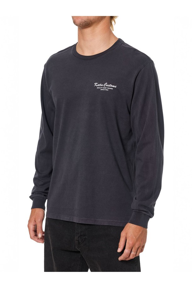 타이달 긴팔 티셔츠 - 폴라 네이비는 부드러운 오가닉 코튼 소재로 제작되어 편안한 착용감을 선사합니다. 힙을 덮는 롱 기장과 루즈핏으로 체형 커버에 효과적이며, 서퍼 또는 스트리트 스타일을 연출하기 좋습니다. 네이비 컬러의 폴라 디자인과 긴소매는 세련된 분위기를 더하고, 래시가드 위에 레이어드하여 휴가룩이나 여행룩을 완성할 수 있습니다. 로고 또는 프린트 패턴으로 포인트를 준 미니멀하면서도 캐주얼한 스타일의 긴팔 티셔츠입니다.
