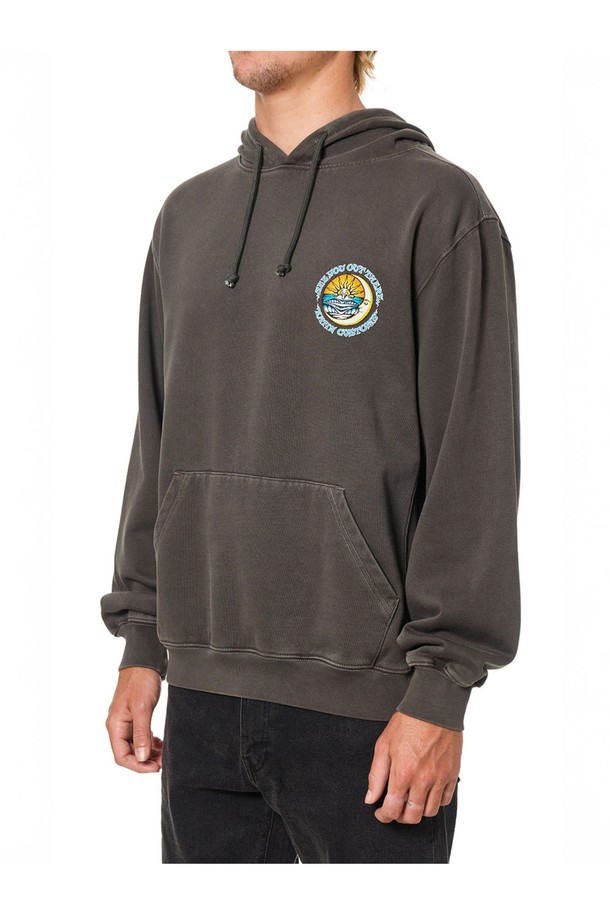 루나 후드티 - 리드는 캐주얼, 미니멀, 스트리트 스타일을 아우르는 릴랙스핏 후드티입니다. 힙을 덮는 롱 기장으로 편안한 착용감을 선사하며, 부드러운 면과 폴리에스테르 혼방 소재로 제작되어 사계절 내내 활용도가 높습니다. 빈티지 워싱 마감과 캘리포니아 감성의 그래픽/일러스트 패턴이 특징이며, 래쉬가드 위에 레이어드하여 서핑룩이나 여행룩, 휴가룩으로 연출할 수 있습니다. 긴 소매와 후드 디자인으로 실용성을 더했으며, 견고한 마감 처리로 퀄리티를 높였습니다. 데일리룩, 집콕룩으로도 손색없는 루나 후드티 - 리드를 만나보세요.
