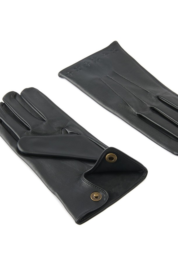 란도(Lando) 터치스크린 드라이빙 장갑 - 블랙은 소가죽 소재로 제작되어 부드러운 촉감과 뛰어난 그립감을 제공합니다. 운전 및 일상생활에서 스타일리시하게 착용할 수 있으며, 봄, 가을, 겨울 계절에 적합합니다. 얇은 두께감으로 편안함을 더하며, 터치스크린 기능으로 스마트 기기 사용이 용이합니다. 넥클홀 통기구, 포쉐트 구조, 인심 스티칭, 크로스 엠보싱 등의 섬세한 디테일이 돋보이며, 클래식, 미니멀, 시크 스타일의 출근룩에 잘 어울립니다. 프리미엄 패키지로 제공되어 소중한 분들께 선물하기에도 좋습니다.
